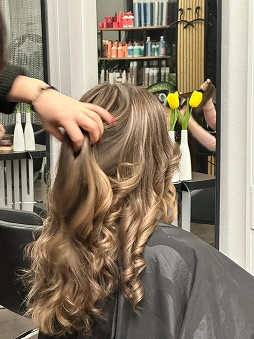 long-blonde-soft-curls-hairstyle